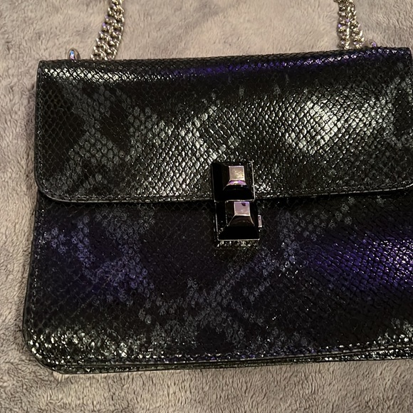 Adorable snakeskin print bag! - Picture 2 of 5